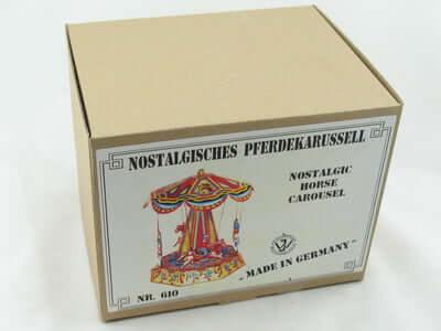 Verpackung des Blech Pferdekarussells mit nostalgischem Design und Made in Germany Hinweis.