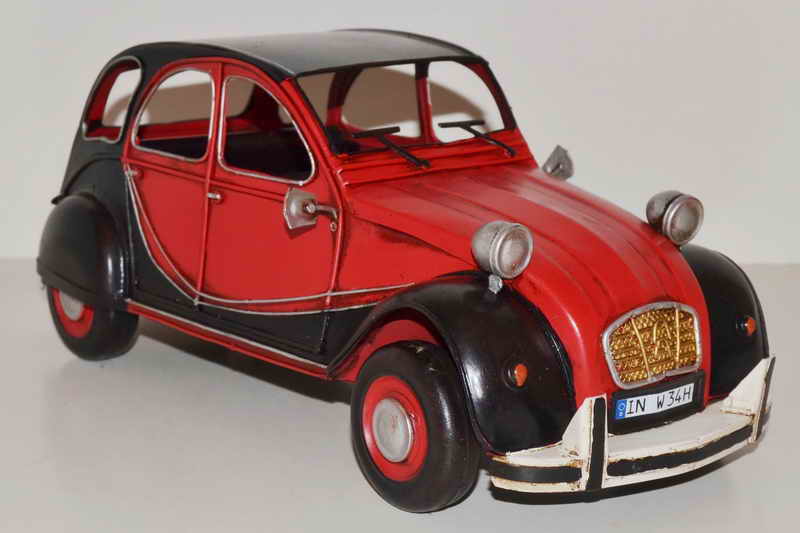 Citroën 2CV Blechmodell handgefertigt rustikal freilaufende Räder Vitrine