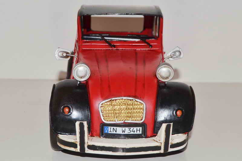 Citroën 2CV Blechmodell handgefertigt rustikal freilaufende Räder Vitrine