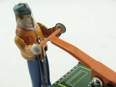 Blechspielzeug Draisine Sammlerstück mit Schlüsselaufzug, nostalgischer Handhebelfahrer in Aktion.