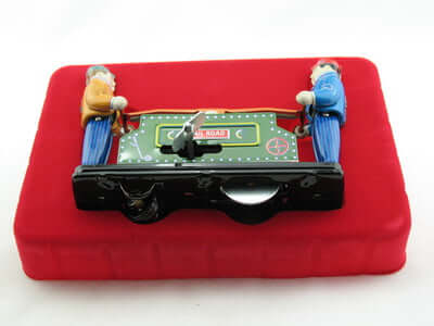 Blechspielzeug Draisine Sammlerstück mit Schlüsselaufzug auf rotem Untergrund, detailgetreue Nachbildung.