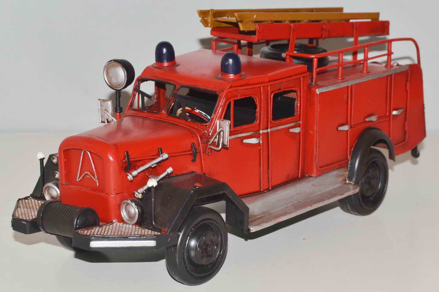 Nostalgischer Blech Feuerwehr LKW Deutschland 1960 - Handgefertigtes Deko Modell