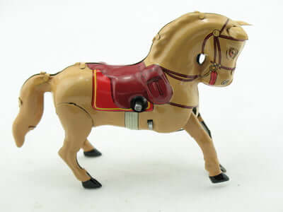 حصان معدني مطلي يدويًا باللون بالومينو لعبة عتيقة نموذج جامع متين متحرك.