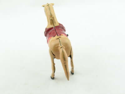 حصان معدني مطلي يدويًا باللون بالومينو من الخلف بجسم متحرك وتفاصيل واقعية.