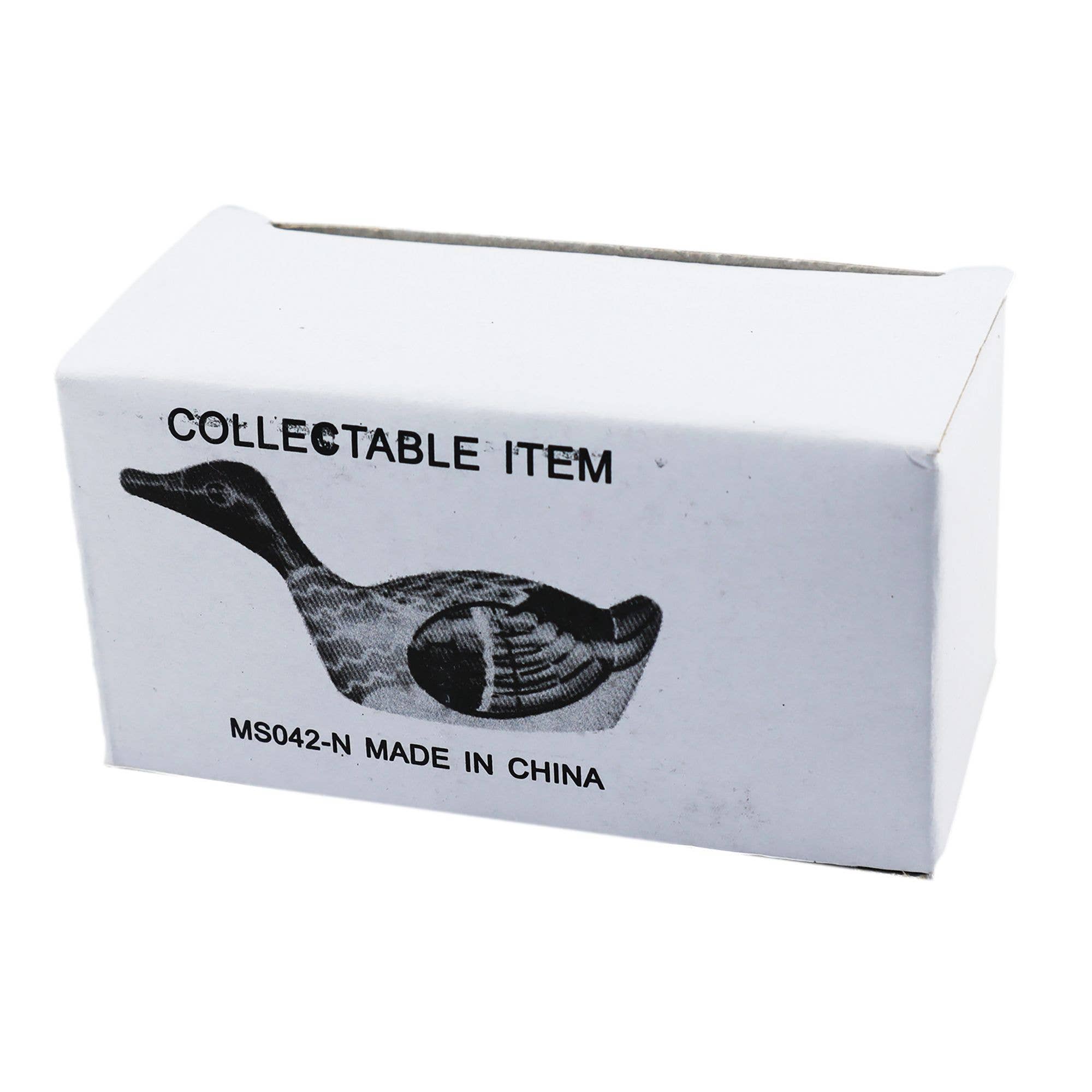 Buntes Blechspielzeug Ente mit Aufziehmechanik, Retro-Spielzeug für Kinder in dekorativer Verpackung.