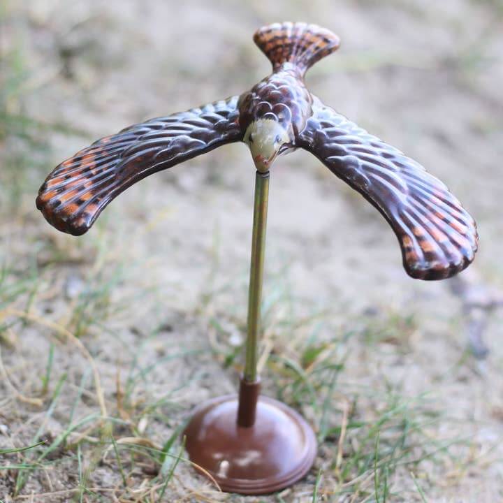 Balancierender Zinn-Adler auf Ständer – Handbemalt, dekorative Vintage Dekofigur auf grünem Untergrund.