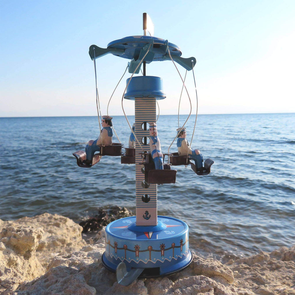 Handaufgezogenes Blechkarussell Matrosen – Nostalgisches Vintage Spielzeug am Meer