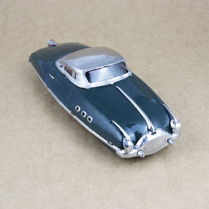 Retro Blechspielzeug 50er Jahre grüner Rennwagen mit Aufziehschlüssel von oben gesehen