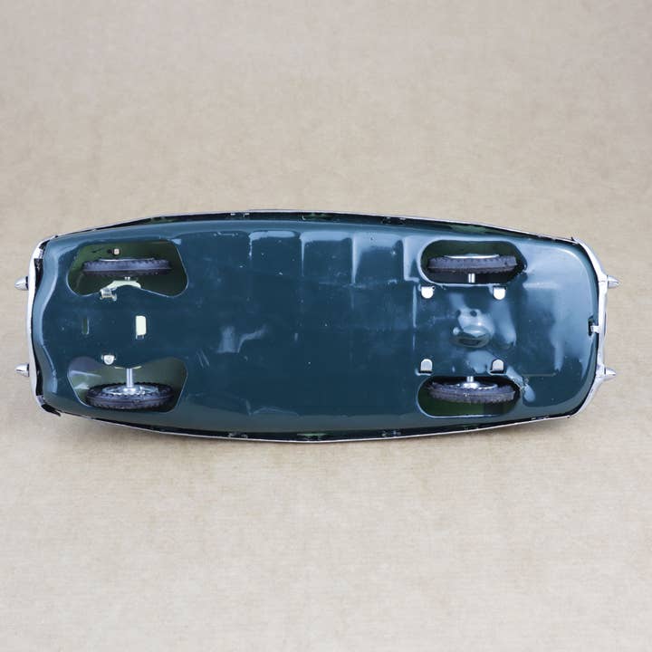 Retro Blechspielzeug 50er Jahre grüner Rennwagen mit Aufziehschlüssel von unten gesehen.