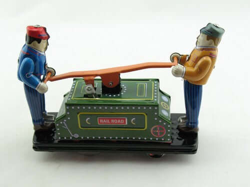 Blechspielzeug Draisine Sammlerstück mit zwei Figuren, die an einem Handhebel ziehen, nostalgisches Design.